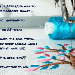 K&ouml;nnte beinhalten: Nahaufnahme einer laufenden Stickmaschine mit t&uuml;rkisfarbenen und rosa Garnrollen. Das gestickte Design zeigt einen braunen Baum mit t&uuml;rkisfarbenen und rosa Bl&auml;ttern. Der Text auf dem Bild lautet: "Ich in Minnesota, die coole Stickereien herstellt."
