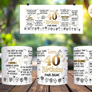 以下が含まれることがあります： 金色の40歳の誕生日デザインが施された白いマグカップ。マグカップには、カップケーキ、サッカーボール、ハートの白黒のイラストが描かれています。マグカップのテキストには、「Happy 40th Birthday」と「最初の40年間の子供時代は常に最も難しい」と書かれています。