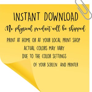 Pu&ograve; includere: Nota adesiva gialla con il testo "INSTANT DOWNLOAD" e "Nessun prodotto fisico verr&agrave; spedito". La nota include anche istruzioni per stampare a casa o in un negozio di stampa locale, e una nota che indica che i colori reali possono variare a causa delle impostazioni dello schermo e della stampante.