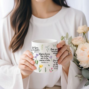 May include: White ceramic mug with a floral design and inspirational quotes in Spanish. The quotes include "El Se&ntilde;or es mi pastor", "Mujeres buenas hay muchas pero t&uacute; las superas a todas", "Baje sus ojos para encontrar refugio", and "Dios te dar&aacute; un plan que llenar&aacute; tu nombre".