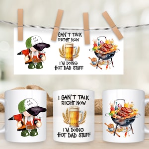 Può includere: Una tazza in ceramica bianca con un'illustrazione di un uomo che indossa un cappello da baseball verde e nero con la scritta "#1 Dad". L'uomo tiene un trapano e una chiave inglese. La tazza ha anche la scritta "Non posso parlare adesso Sto facendo cose da papà calde" e un'illustrazione di una birra con spighe di grano.