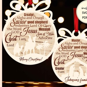 Pu&ograve; includere: Due ornamenti natalizi rotondi in legno con un tema religioso. Gli ornamenti presentano uno sfondo in legno marrone con testo e immagini bianche. Il testo include le parole "Creatore", "Salvatore", "Ges&ugrave;", "Messia", "Cristo", "Maestro", "Avvocato", "Giudice", "Onnipotente" e "Signore". Gli ornamenti presentano anche immagini di una scena della mangiatoia e tre re magi con cammelli. Il testo "Buon Natale!" &egrave; stampato sull'ornamento superiore. Il testo "Famiglia Johnson" &egrave; stampato sull'ornamento inferiore.