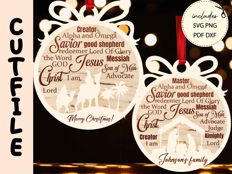 Pu&ograve; includere: Due ornamenti natalizi rotondi in legno con un tema religioso. Gli ornamenti presentano uno sfondo in legno marrone con testo e immagini bianche. Il testo include le parole "Creatore", "Salvatore", "Ges&ugrave;", "Messia", "Cristo", "Maestro", "Avvocato", "Giudice", "Onnipotente" e "Signore". Gli ornamenti presentano anche immagini di una scena della mangiatoia e tre re magi con cammelli. Il testo "Buon Natale!" &egrave; stampato sull'ornamento superiore. Il testo "Famiglia Johnson" &egrave; stampato sull'ornamento inferiore.