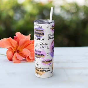 Puede incluir: Un vaso de acero inoxidable blanco con un dise&ntilde;o morado, rosa y dorado. El vaso presenta frases inspiradoras en espa&ntilde;ol, incluyendo "Si puedes so&ntilde;ar, puedes hacerlo" y "Un d&iacute;a a la vez".