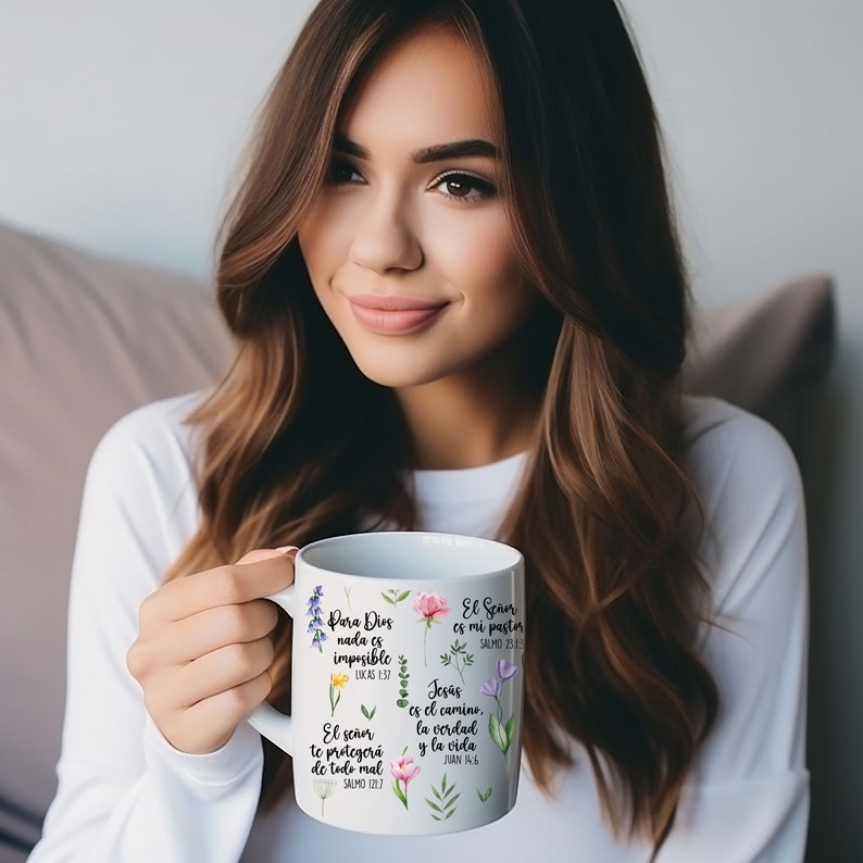 May include: White ceramic mug with floral designs and inspirational quotes in Spanish. The quotes include "Para Dios nada es imposible", "El Se&ntilde;or es mi pastor", "Jes&uacute;s es el camino, la verdad y la vida", and "El Se&ntilde;or te proteger&aacute; de todo mal".