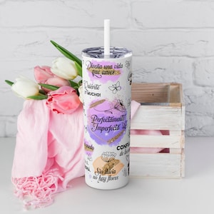 Puede incluir: Tumbler blanco con dise&ntilde;o morado y dorado. El tumbler tiene frases inspiradoras en espa&ntilde;ol, incluyendo "Dise&ntilde;a una vida que ames" y "Perfectamente Imperfecta".