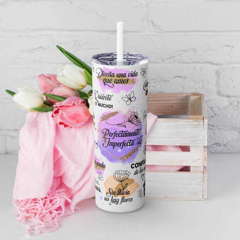 Puede incluir: Tumbler blanco con dise&ntilde;o morado y dorado. El tumbler tiene frases inspiradoras en espa&ntilde;ol, incluyendo "Dise&ntilde;a una vida que ames" y "Perfectamente Imperfecta".