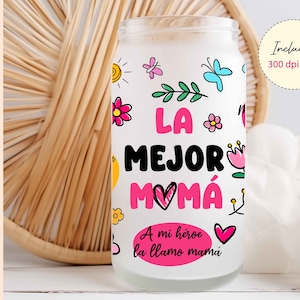 Puede incluir: Jarrón de vela blanco con un diseño rosa y negro que dice "La Mejor Momá" con un corazón y el texto "A mi héroe la llamo mamá".