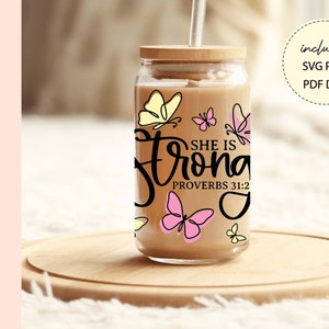 Hon är stark Ordspråksboken 31:25 Svg libbey glasomslag Svg, kristen 16 oz glas ölmugg fjäril religiös Svg klippfil bibelvers Svg
