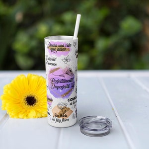 Puede incluir: Un vaso de acero inoxidable blanco con un dise&ntilde;o morado, rosa y dorado. El vaso tiene texto en espa&ntilde;ol inspirador, incluyendo "Dise&ntilde;a una vida que ames" y "Perfectamente Imperfecta".