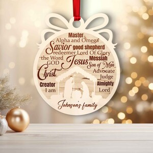 Pu&ograve; includere: Un ornamento natalizio in legno con una silhouette della scena della nativit&agrave; e le parole "Maestro, Alfa e Omega, Salvatore buon pastore, redentore Signore della Gloria, la Parola DIO, Cristo, Creatore Io sono, Ges&ugrave; Messia, Figlio dell'Uomo, Avvocato, Giudice, Onnipotente Signore, Famiglia Johnson".