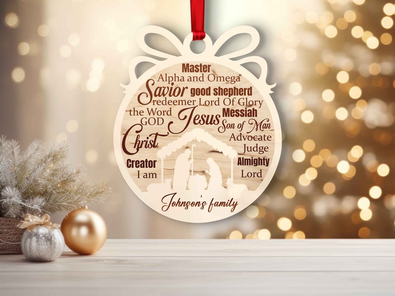 Pu&ograve; includere: Un ornamento natalizio in legno con una silhouette della scena della nativit&agrave; e le parole "Maestro, Alfa e Omega, Salvatore buon pastore, redentore Signore della Gloria, la Parola DIO, Cristo, Creatore Io sono, Ges&ugrave; Messia, Figlio dell'Uomo, Avvocato, Giudice, Onnipotente Signore, Famiglia Johnson".