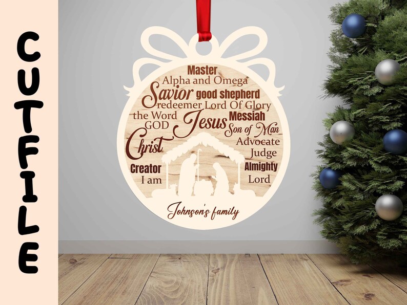 Pu&ograve; includere: Un ornamento natalizio in legno con una silhouette della scena della nativit&agrave; e le parole "Master, Alpha and Omega, Savior good shepherd, redeemer Lord Of Glory, the Word Jesus Messiah, GOD Christ, Creator I am, Son of Man, Advocate, Judge, Almighty Lord, Johnson's family".