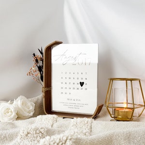 Personalisierter Kalender im Bilderrahmen – Valentinstagsgeschenk für Paare | Acrylglas & Walnussholz mit Trockenblumen | Hochzeit Jahrestag