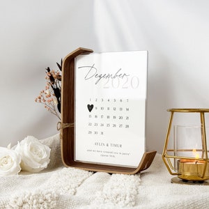 Personalisierter Kalender im Bilderrahmen – Valentinstagsgeschenk für Paare | Acrylglas & Walnussholz mit Trockenblumen | Hochzeit Jahrestag