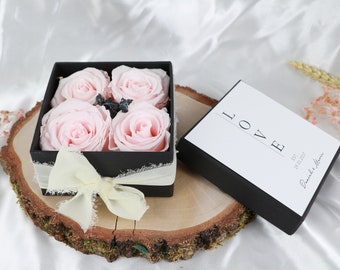 Valentine Gift - Rosenbox mit ewigen Rosen | Personalisierbar | Infinity Rose | 4 konservierte Rosen | Geschenk für Paare