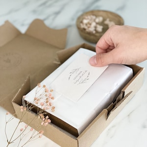 Geldgeschenk zur Hochzeit mit Strauß aus Trockenblumen Hände personalisiert Hochzeitsgeschenk Geschenkschachtel für Geld Bild 9