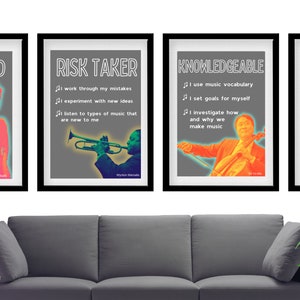 Könnte beinhalten: Vier gerahmte Kunstdrucke mit schwarzen Rändern, die jeweils einen Musiker und Text zeigen. Die Drucke sind mit "Principled", "Risk Taker", "Knowledgeable" und "Balanced" beschriftet. Die Drucke werden über einem grauen Sofa angezeigt.