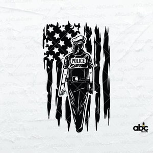 Op de afbeelding: Zwart-witte illustratie van een politieagent die voor een Amerikaanse vlag loopt met een verstoorde uitdrukking. De agent draagt een politiekostuum met het woord "POLICE" op de borst.