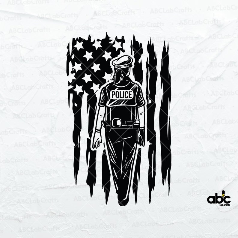 Op de afbeelding: Zwart-witte illustratie van een politieagent die voor een Amerikaanse vlag loopt met een verstoorde uitdrukking. De agent draagt een politiekostuum met het woord "POLICE" op de borst.