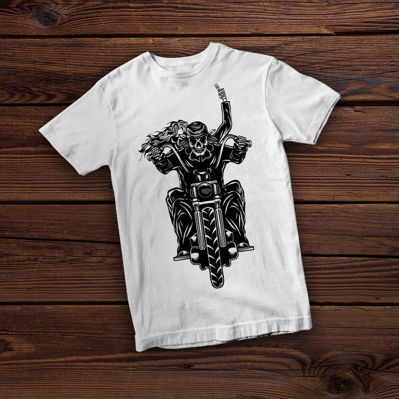 K&ouml;nnte beinhalten: Ein wei&szlig;es T-Shirt mit einer schwarz-wei&szlig;en Illustration eines Skeletts, das ein Motorrad mit einer weiblichen Beifahrerin f&auml;hrt. Das Skelett tr&auml;gt einen Hut und eine Sonnenbrille.