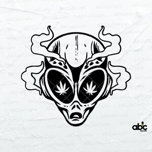 Peut inclure: Illustration en noir et blanc d'un extraterrestre avec de la fumée qui sort de sa tête. L'extraterrestre a de grands yeux avec des feuilles de marijuana à l'intérieur.