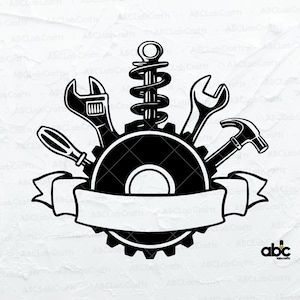 Puede incluir: Gráfico en blanco y negro con temática de mecánica, con un engranaje, herramientas y una pancarta. Las herramientas incluyen una llave inglesa, un destornillador, un martillo y un muelle. La pancarta está en blanco. Adecuado para productos automotrices o de reparación.