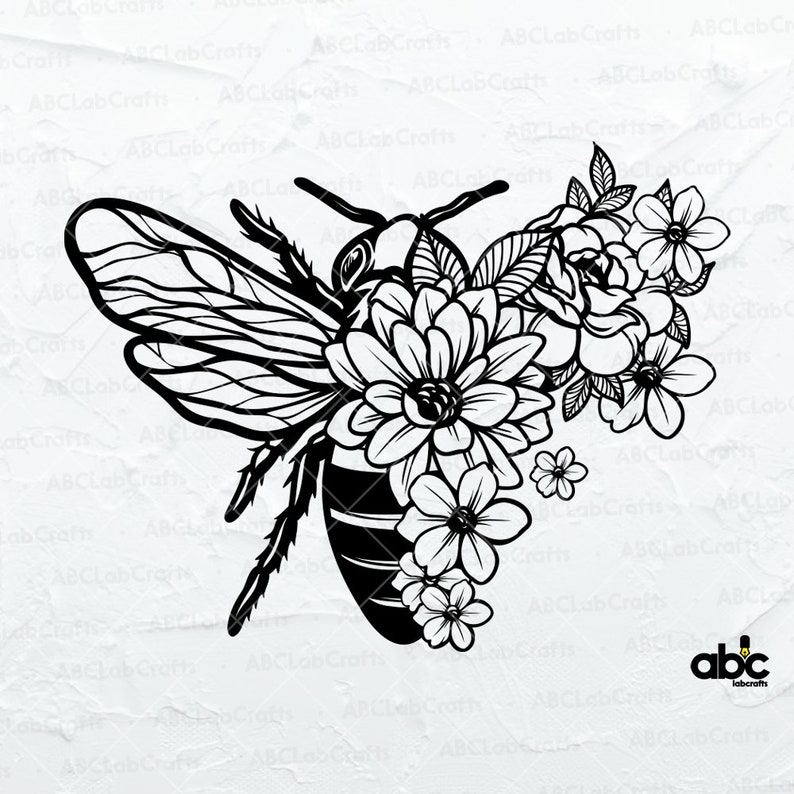 Puede incluir: Ilustraci&oacute;n en blanco y negro de una abeille con alas y un cuerpo con rayas. La abeja est&aacute; rodeada de flores, incluyendo una rosa, una margarita y flores m&aacute;s peque&ntilde;as.