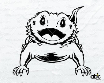 Puede incluir: Ilustración en blanco y negro de línea de arte de un lagarto barbudo con la boca abierta y una expresión feliz. El lagarto está de pie sobre sus cuatro patas con sus patas delanteras en el aire.