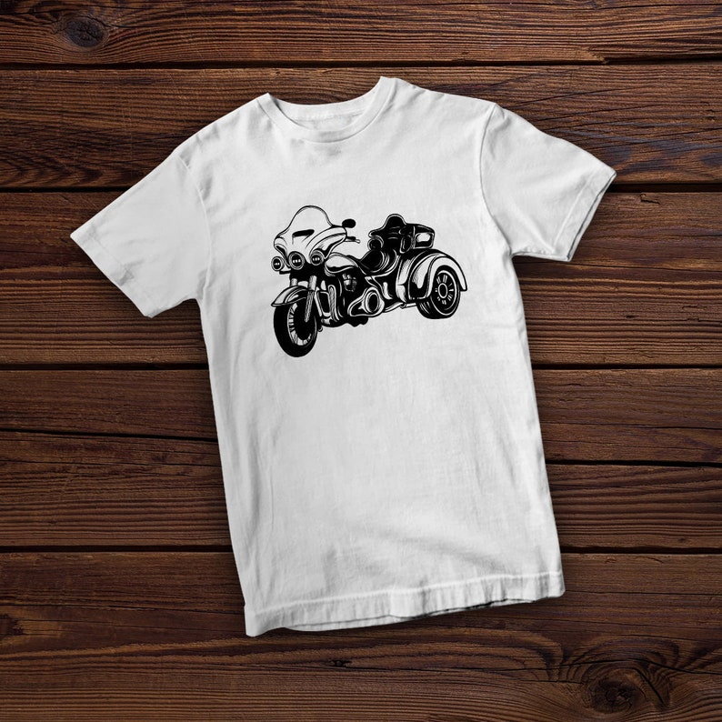 Op de afbeelding: Wit T-shirt met een zwart-witte illustratie van een motorfiets.