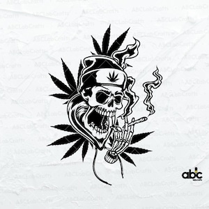 Può includere: Illustrazione in bianco e nero di uno scheletro con un berretto che fuma una canna. Lo scheletro è circondato da foglie di marijuana.