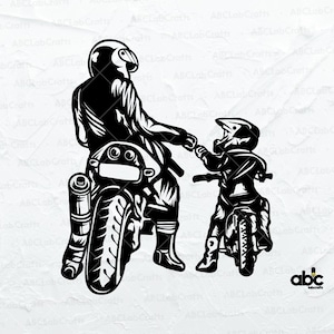 Può includere: Illustrazione in bianco e nero di un padre e un figlio che guidano motociclette. Il padre è su una moto più grande con un solo faro, mentre il figlio è su una moto più piccola con un solo faro. Entrambi i piloti indossano caschi e abbigliamento da motociclista.
