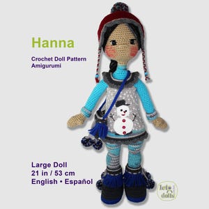Può includere: Una bambola all'uncinetto chiamata Hanna, alta 53 cm, che indossa un cappello bordeaux, una maglia a maniche lunghe azzurra e un vestito grigio con un pupazzo di neve. La bambola ha capelli neri, guance rosa e stivali blu con frange. Testo: Hanna, Crochet Doll Pattern Amigurumi, Large Doll, 21 in / 53 cm, English • Español.