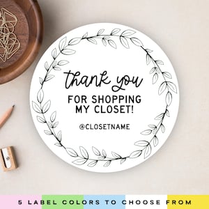 Könnte beinhalten: Ein runder weißer Aufkleber mit einem schwarzen, botanischen Kranz als Strichzeichnung. Der Text lautet thank you FOR SHOPPING MY CLOSET! und @CLOSETNAME in der Mitte. Das Design ist schlicht und konzentriert sich auf die Schrift und Blätter.