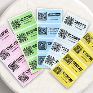 Könnte beinhalten: Eine Sammlung farbenfroher Aufkleber mit dem Text "THANK YOU" und einem QR-Code. Die Aufkleber sind in Rosa, Grün, Blau und Gelb gehalten. Der Text "for shopping my closet! @CLOSETNAME" ist ebenfalls aufgedruckt.