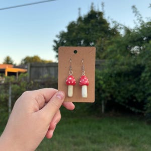 Paddenstoeloorbellen: op het bos geïnspireerde sieraden van polymeerklei