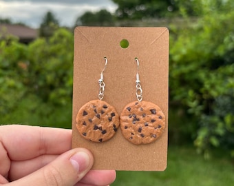 Örhängen med chokladkaka: Miniatyrsmycken av polymerlera och mat