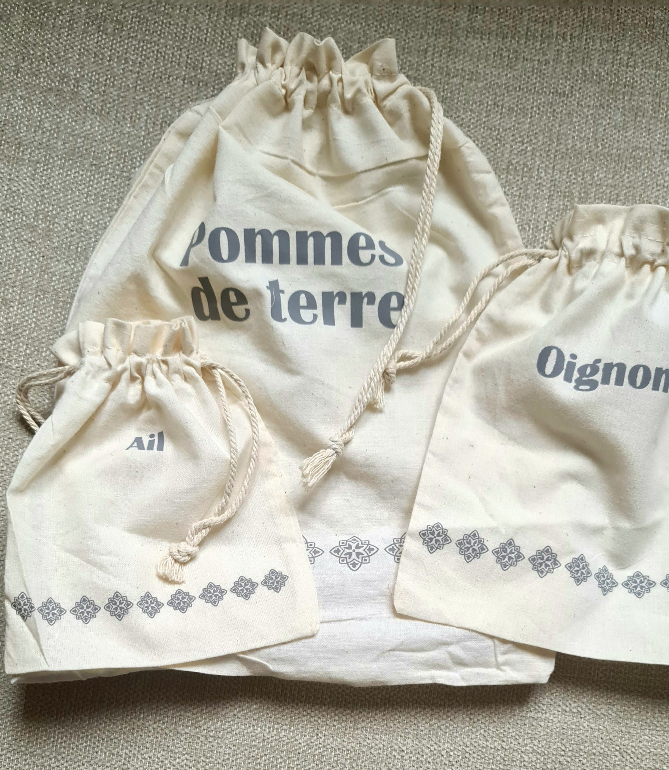 Un Lot de 3 Sacs en Coton Pour La Cuisine , Made in France Imprimé Oignons, Ail, Pomme Terre