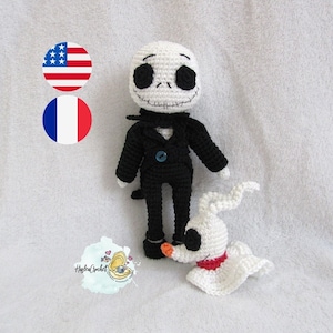 Könnte beinhalten: Gehäkelte Amigurumi-Puppen von Jack Skellington und Zero aus Nightmare Before Christmas. Jack trägt einen schwarzen Anzug und Zero ist ein weißer Geist mit einem roten Schal.
