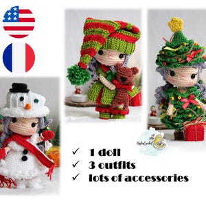 Puede incluir: Una muñeca de crochet con tres atuendos diferentes, incluyendo un muñeco de nieve, un elfo y un disfraz de árbol de Navidad. La muñeca tiene una cara blanca con ojos negros y una boca roja. La muñeca lleva un oso de peluche en un atuendo y una caja de regalo roja en otro. El texto "1 muñeca, 3 atuendos, muchos accesorios" es visible en la imagen.