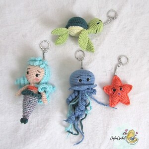 Amigurumi Häkelanleitung: Aktivitätskette für Baby Meeres Thema in Englisch und Französisch Bild 8