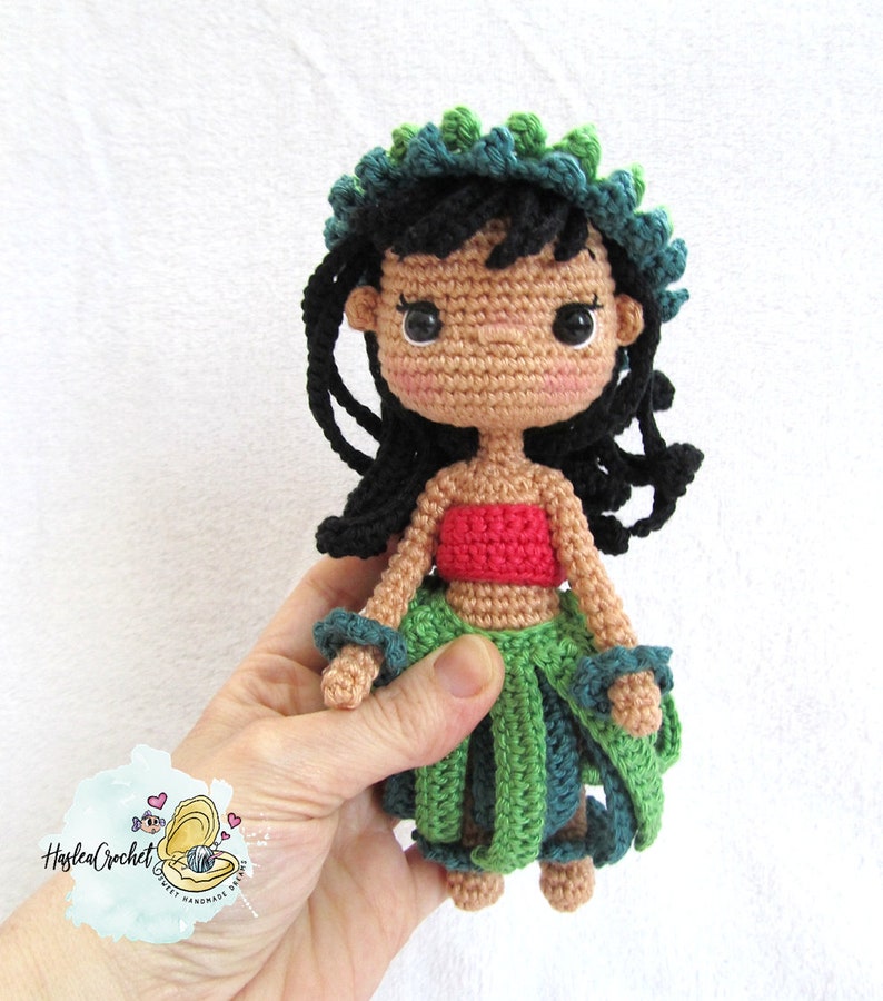 Modèle de poupée Amigurumi au crochet : Lilo et Scrump la tahitienne en anglais et en français image 2