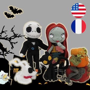 Pode incluir: Bonecas amigurumi de crochê de Jack Skellington, Sally, Zero o cão fantasma e um gato preto do filme O Estranho Mundo de Jack. As bonecas estão em pé em frente a uma silhueta preta de uma árvore e um cemitério.