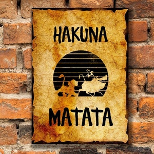 Può includere: Un poster in stile vintage con uno sfondo ingiallito e usurato. Il poster presenta la frase "Hakuna Matata" in testo nero con una silhouette di due leoni dei cartoni animati al centro. Il poster è montato su un muro di mattoni.