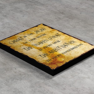 Peut inclure: Une impression sur toile de style vintage avec un fond jauni et du texte noir. Le texte dit "Christ est le chef de cette maison. L'invité invisible à chaque repas. L'auditeur silencieux de chaque conversation."