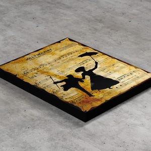Op de afbeelding: Een canvasprint in vintage stijl met een silhouet van een stel dat danst onder een paraplu, tegen een achtergrond van bladmuziek met de titel "Jolly Holiday".