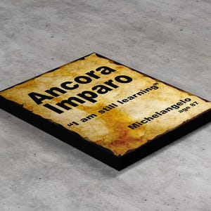 Peut inclure: Une impression sur toile de style vintage avec le texte "Ancora Imparo" et la citation "J'apprends toujours" attribuée à Michel-Ange, âgé de 87 ans.