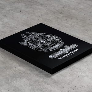 Może przedstawiać: Czarno-biała ilustracja w stylu planu technicznego statku kosmicznego Millennium Falcon. Obraz znajduje się na czarnym płótnie z napisem "MILLENNIUM FALCON" w kolorze białym.