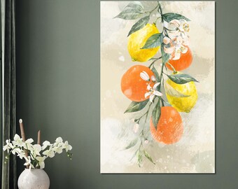 Può includere: Dipinto ad acquerello di un ramo di un albero di agrumi con limoni e arance. La frutta è raffigurata in uno stile realistico con colori morbidi e tenui. Lo sfondo è beige chiaro con sottili velature ad acquerello.