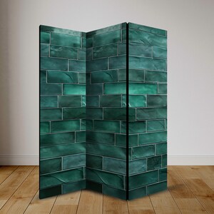 Könnte beinhalten: Ein dreiteiliger Raumteiler mit einem Ziegelmuster in Teal- und Grüntönen. Der Teiler ist aus Holz und hat ein modernes Design.